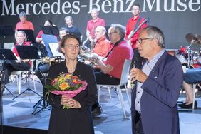 Mann übergibt einer Frau einen Blumenstrauß