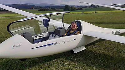 Ein Mitarbeiter der Hochschule Esslingen sitzt in einem Segelflugzeug. 