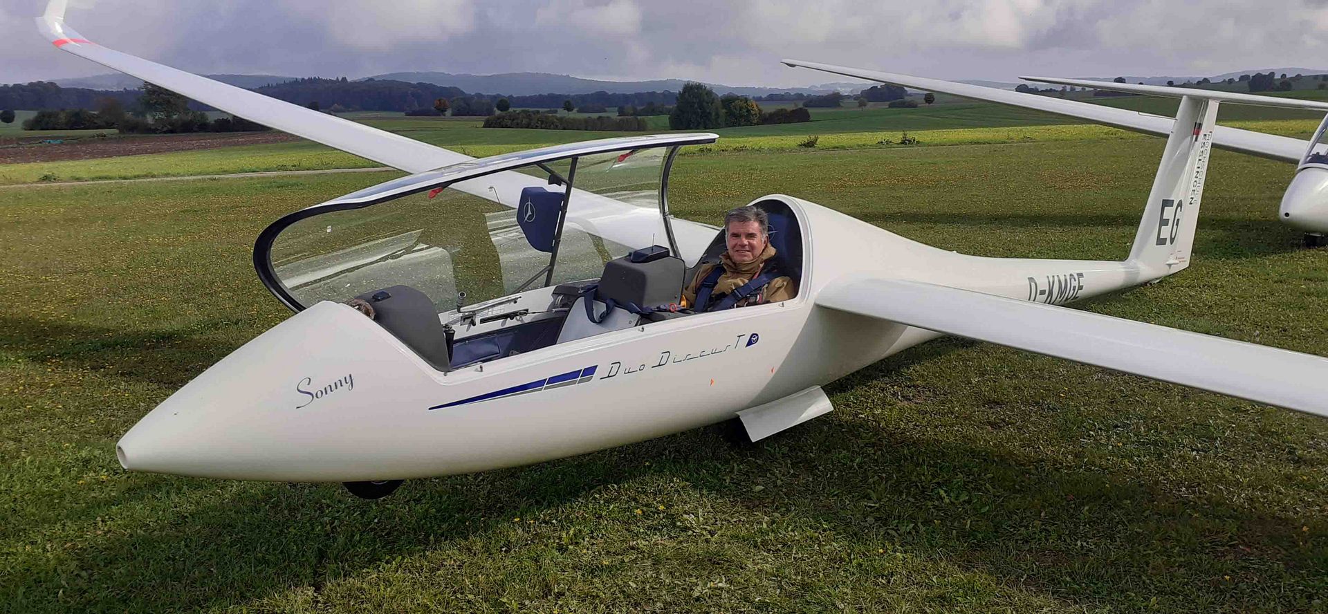 Ein Mitarbeiter der Hochschule Esslingen sitzt in einem Segelflugzeug. 