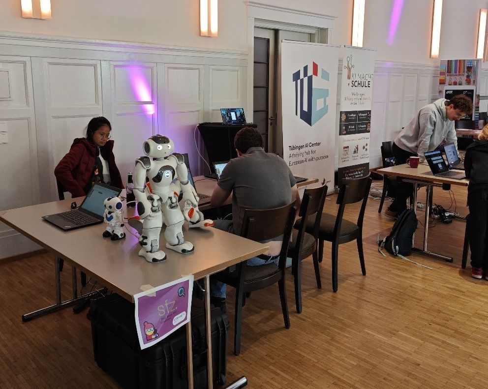 Blick in Raum mit Nao-Roboter und zwei Studierenden