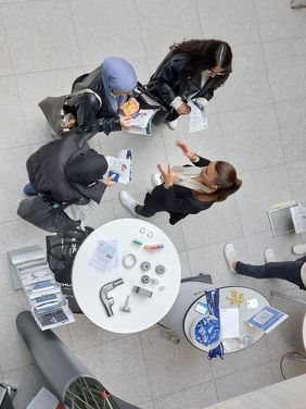 Blick von oben auf eine Gesprächssituation am Campus Göppingen der Hochschule Esslingen