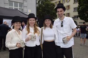 Gruppe von Absolvierenden beim Kandelmarsch