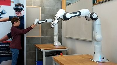 Junge experementiert mit Roboter