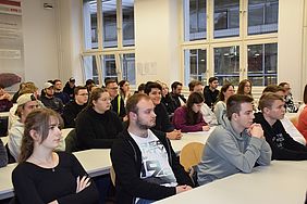 Gut gefüllte Besucherreihen beim Studieninfotag der Hochschule Esslingen