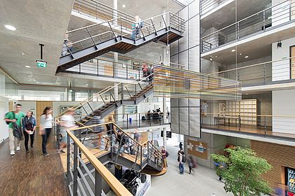 Blick in das Foyer von Gebäude 4 auf dem Campus Göppingen