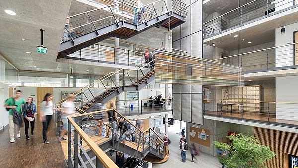 Blick in das Foyer von Gebäude 4 auf dem Campus Göppingen