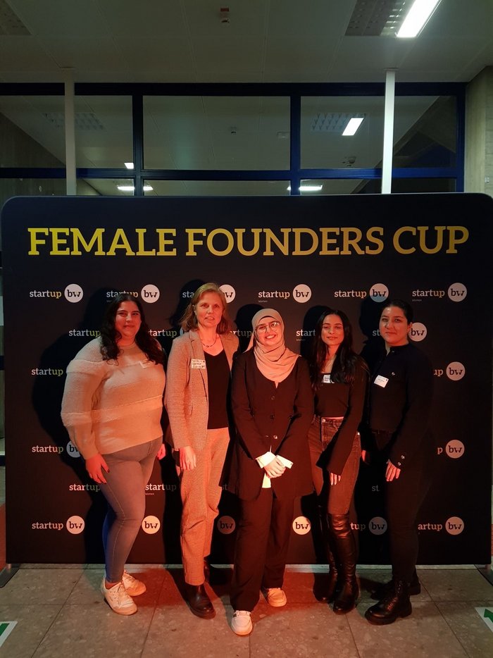Gruppenfoto mit Frauen beim Female Founders Cup an der Hochschule Esslingen