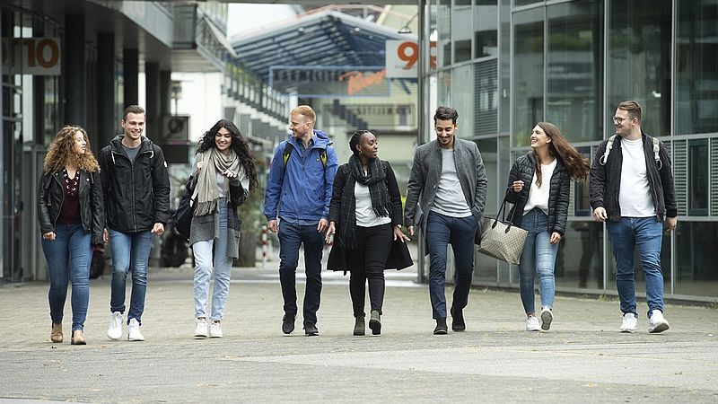 Studierende im Innenhof der Hochschule Esslingen