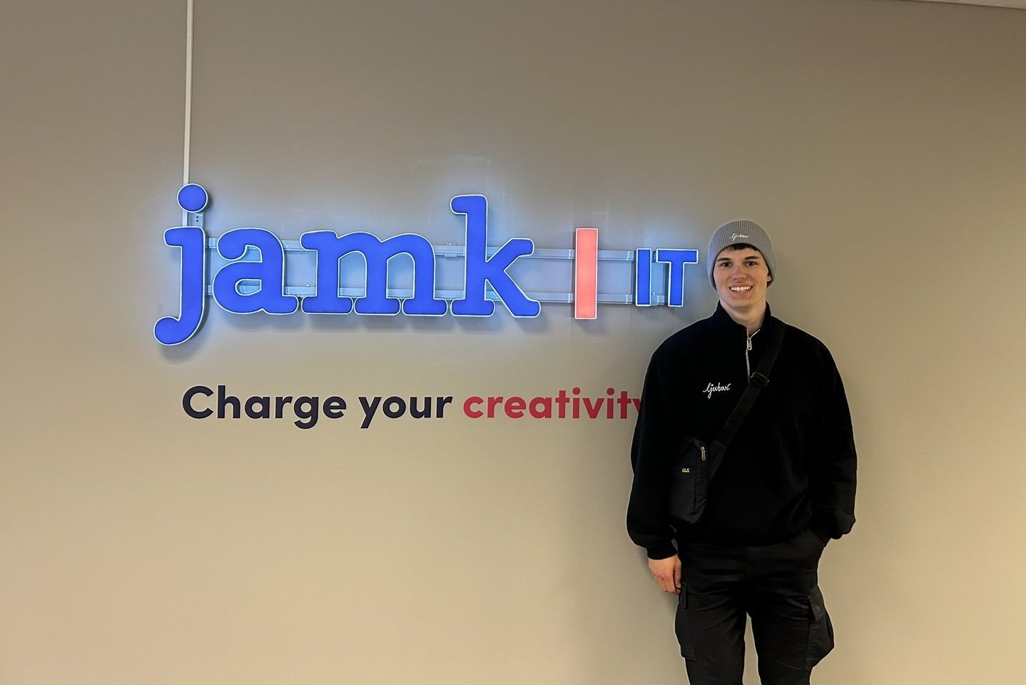 Nils vor dem Schild "JAMK"