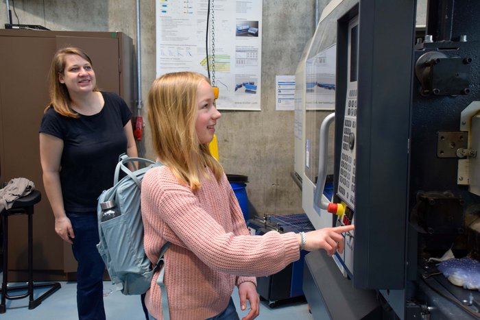Mit einem Knopfdruck startet die Maschine im Labor f&uuml;r Kunststofftechnik.