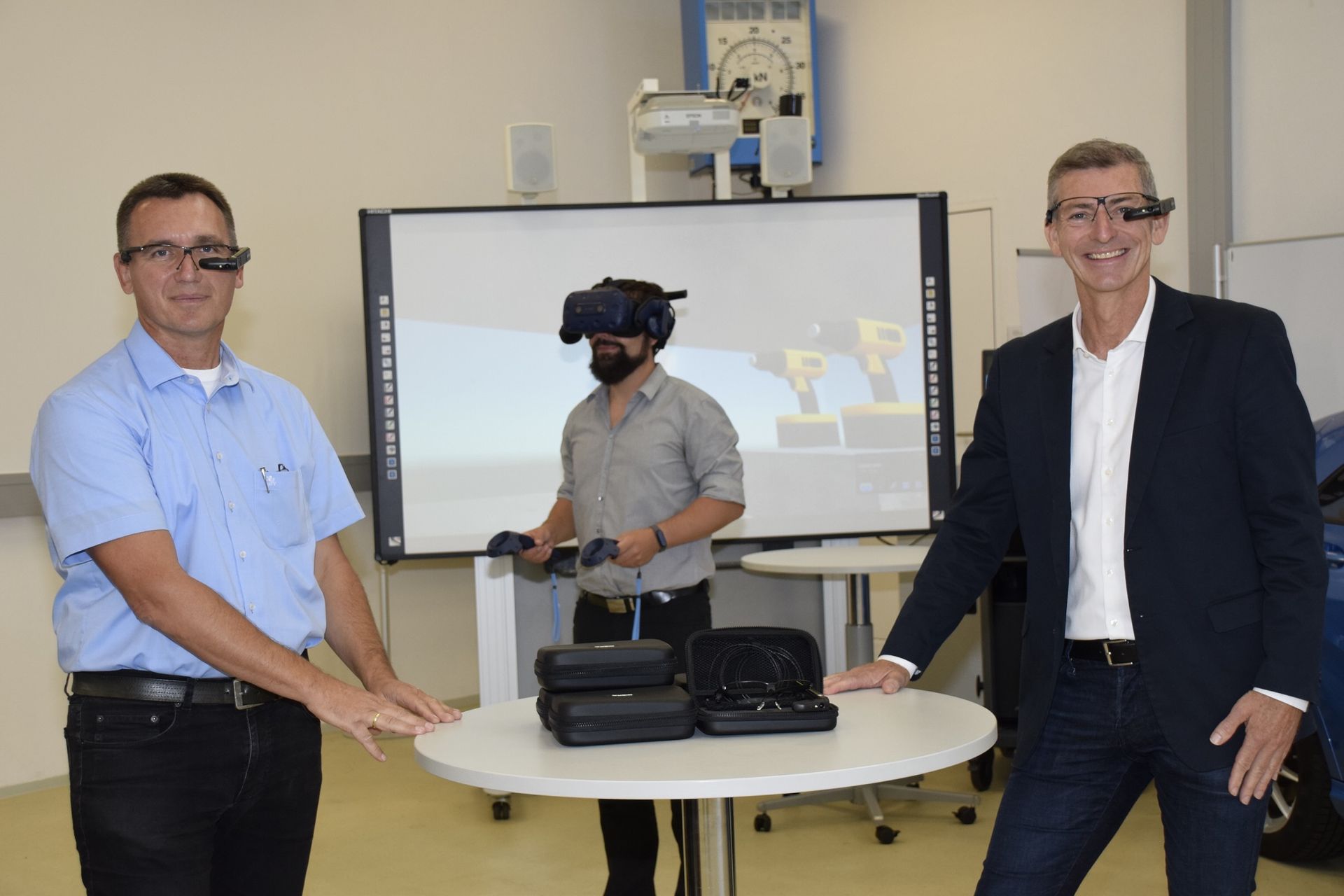 Zwei Männer mit AR-Brillen