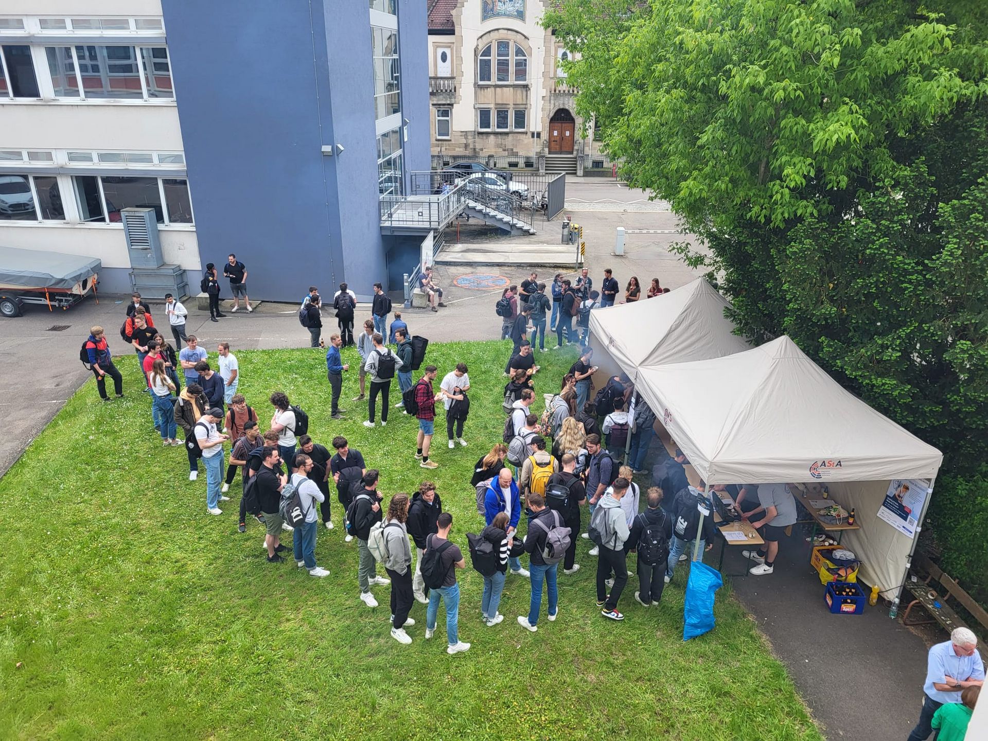 Schlange vor dem Grillstand der Fachschaft auf dem Campus Stadtmitte. 