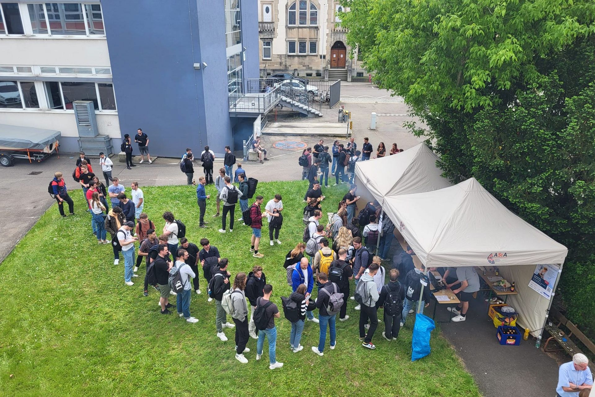 Schlange vor dem Grillstand der Fachschaft auf dem Campus Stadtmitte. 