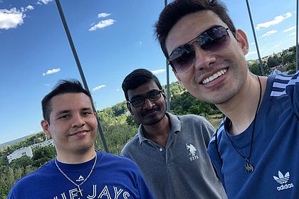 Drei internationale Studenten auf dem Aussichtsturm