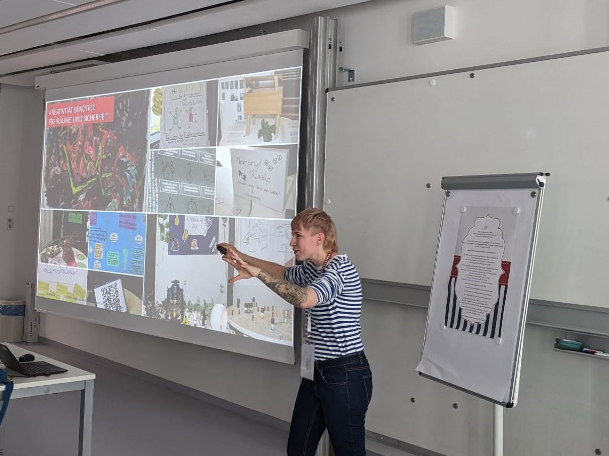 Mitarbeiterin der Hochschule Esslingen beim Vortrag