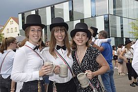 Drei Esslinger Absolventinnen mit Zylinder beim Kandelmarsch