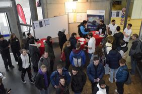 Blick von oben auf Beratungsstände beim Studieninfotag der Hochschule Esslingen