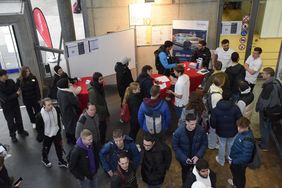 Blick von oben auf Beratungsstände beim Studieninfotag der Hochschule Esslingen