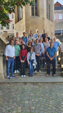 Männer und Frauen vor der Esslinger Stadtkirche