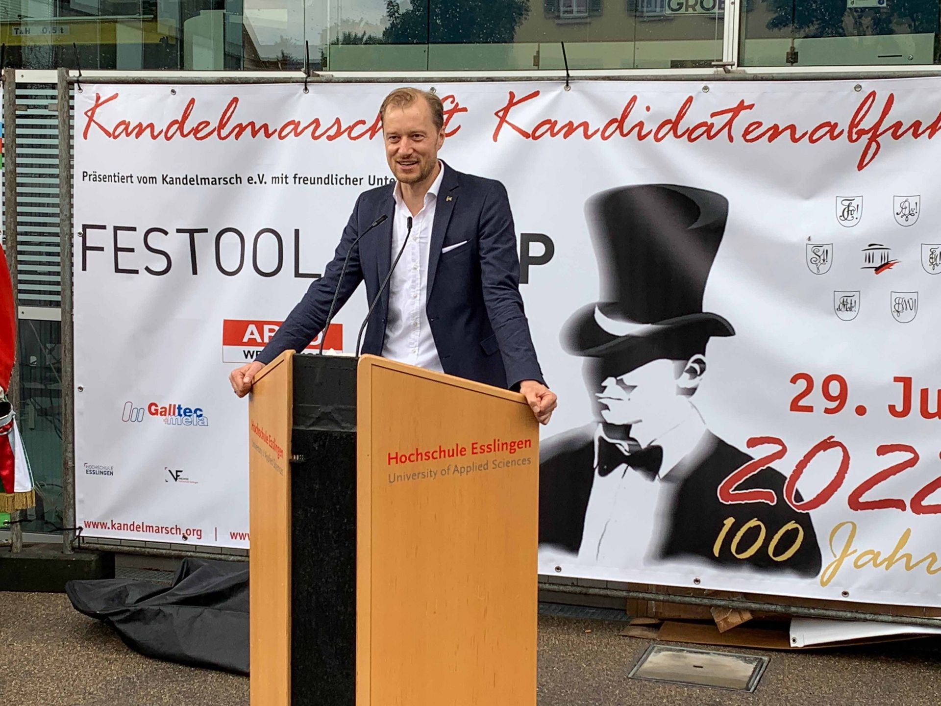 Prorektor Fabian Diefenbach hält eine Ansprache zum Kandelmarsch.