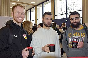 Drei Studenten der Hochschule Esslingen bei der Erstsemesterbegrüßung