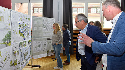 Rektor Prof. Christof Wolfmaier (mittig) und Esslingens Baubürgermeister Hans-Georg Sigel (rechts) besprechen die Entwürfe.