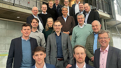 Gruppenbild mit Personen auf einer Treppe