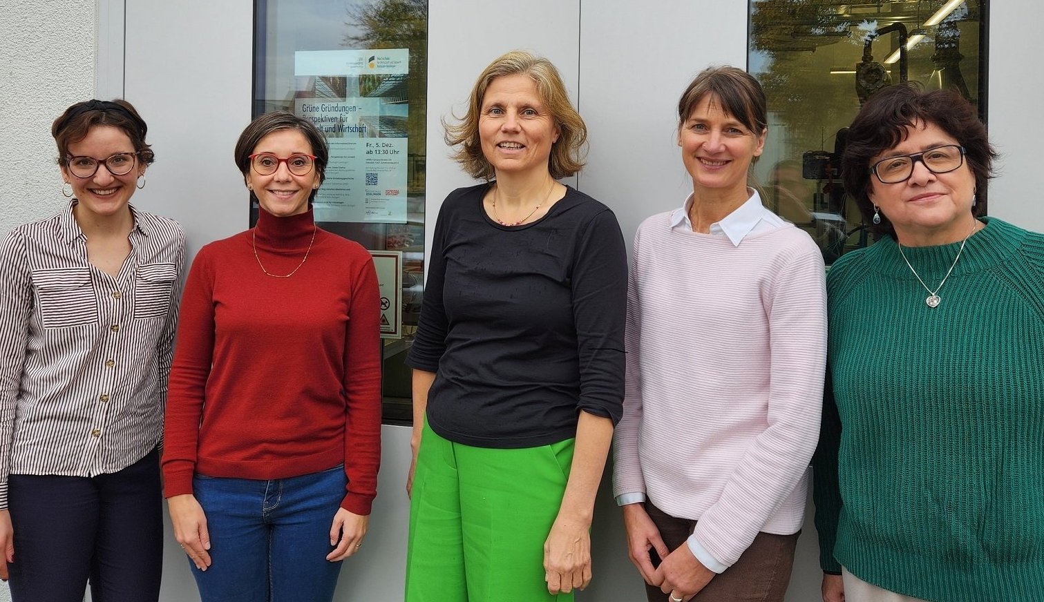 Fünf Frauen im Gruppenfoto