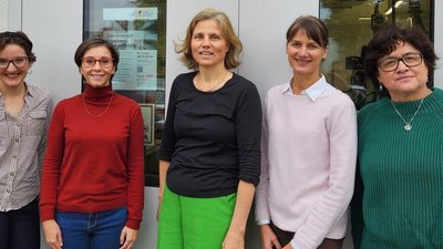 Fünf Frauen im Gruppenfoto
