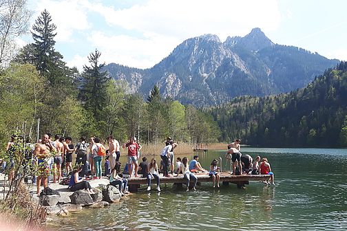 Studierende beim Baden