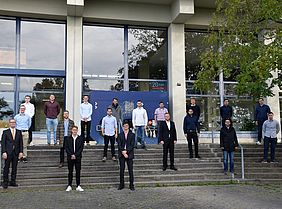 Gruppe von Studierenden auf dem Campus Flandernstraße