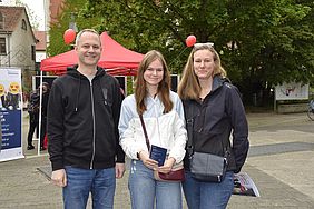 Mann und Frau mit Tochter am Tag der offenen Tür der Hochschule Esslingen