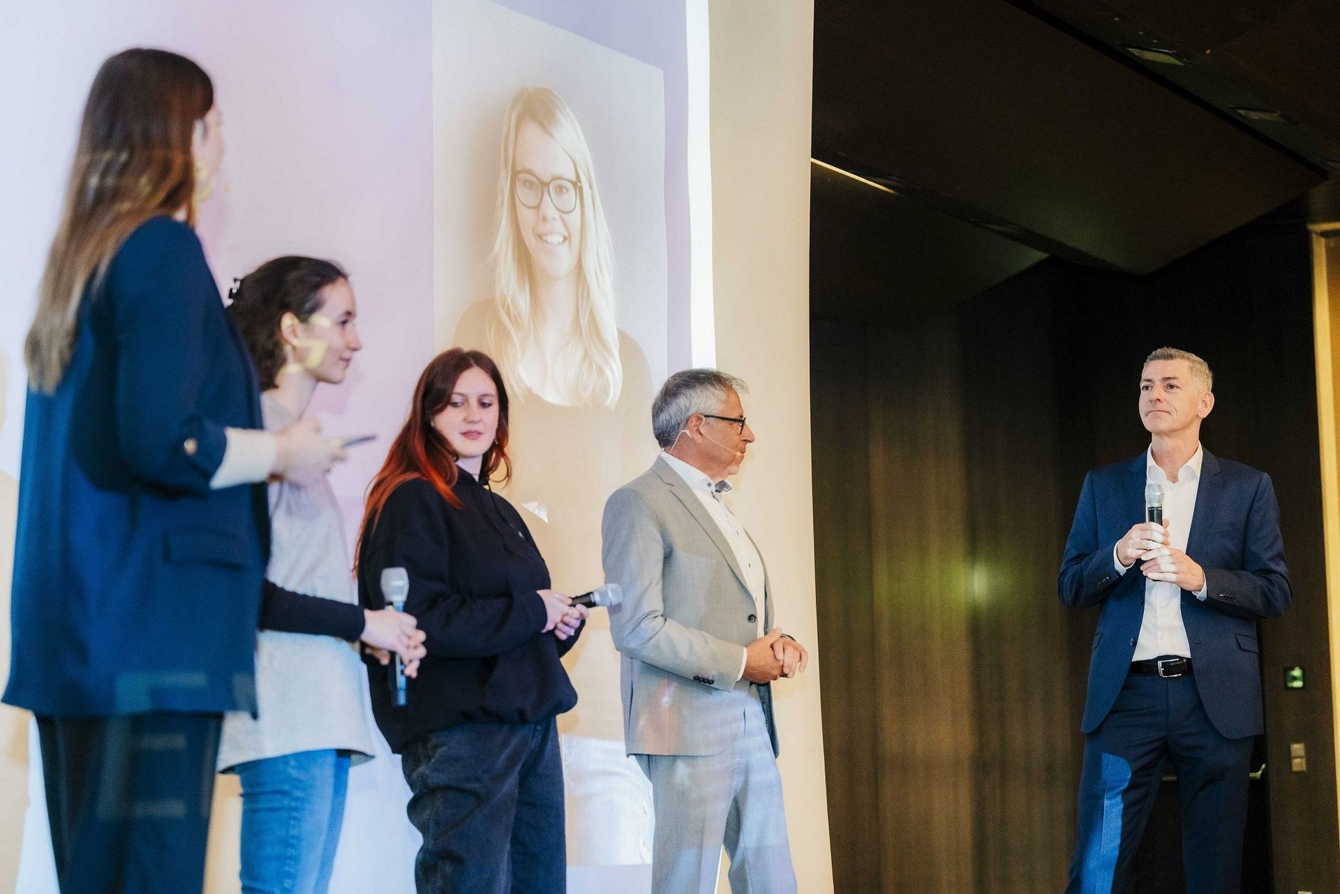 Gruppen von Rednerinnen und Rednern bei der Erstsemesterbegrüßung der Hochschule Esslingen