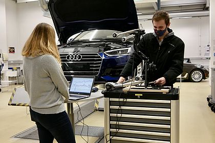 Laborübung Akustikdiagnose, Foto: Hochschule Esslingen/ CAST