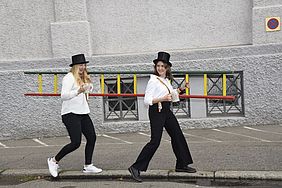 Zwei Absolventinnen beim Kandelmarsch der Hochschule Esslingen