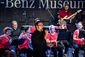 Gemeinsamer Auftritt der Pep-Band und des Solisten der SING_Uni beim Sommernachtskonzert.