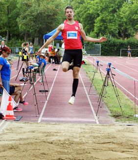 Fabian Heinle kurz vor Absprung in die Weitsprunggrube
