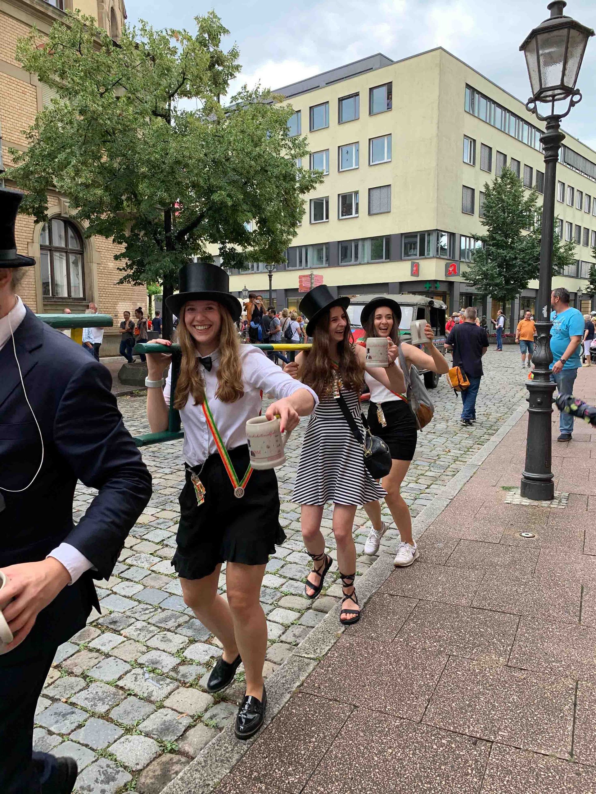 Absolventinnen und Absolventen zeiehn beim Kandelmarsch durch die Stadt.