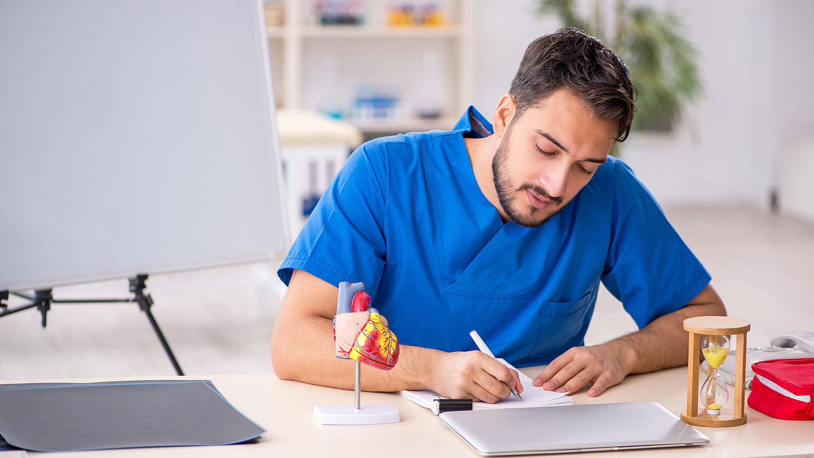 Im Studiengang Pflegemanagement entwickeln Sie ausgereifte Konzepte und halten das Gesundheitswesen auf hohem Niveau.