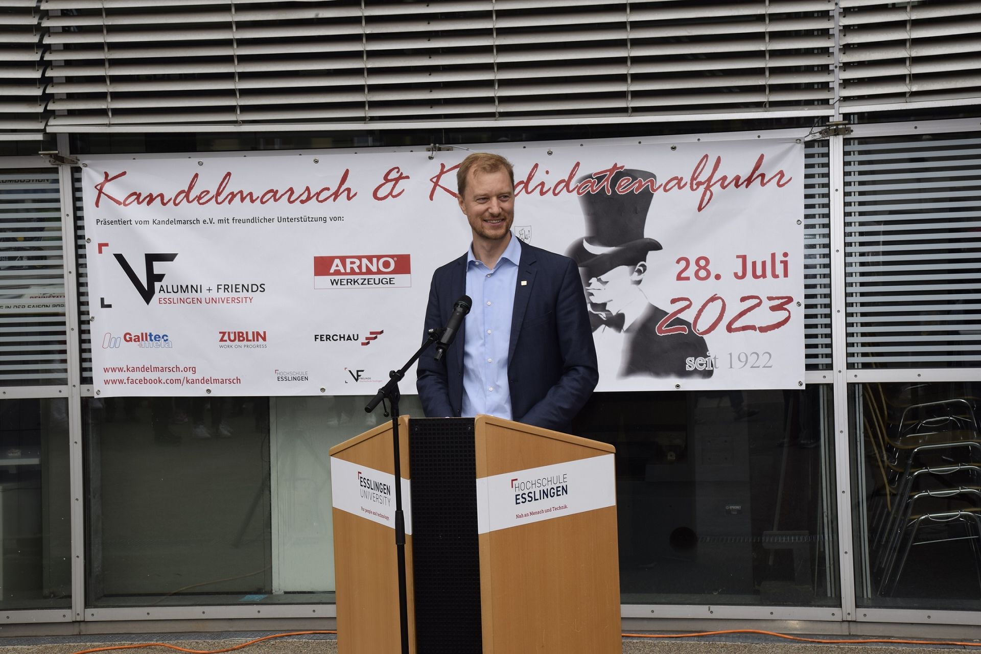 Redner beim Kandelmarsch der Hochschule Esslingen
