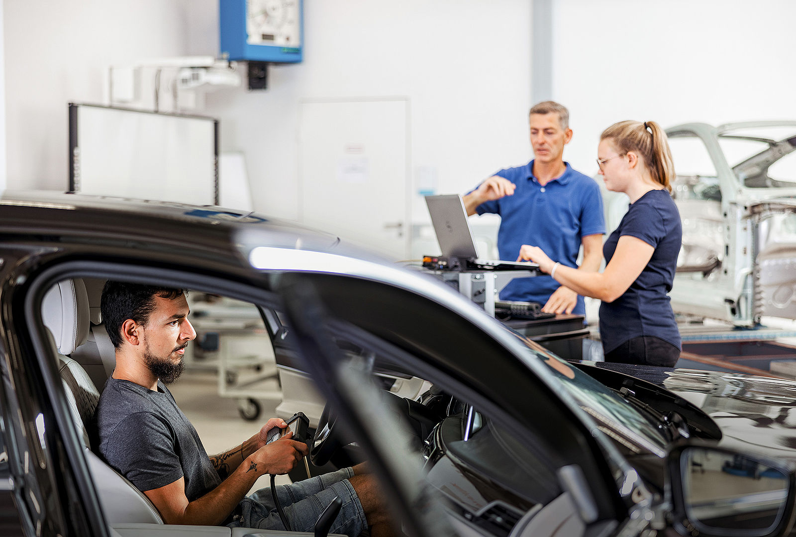 Ingenieur Fahrzeugtechnik mit Abschluss Bachelor of Engineering. 