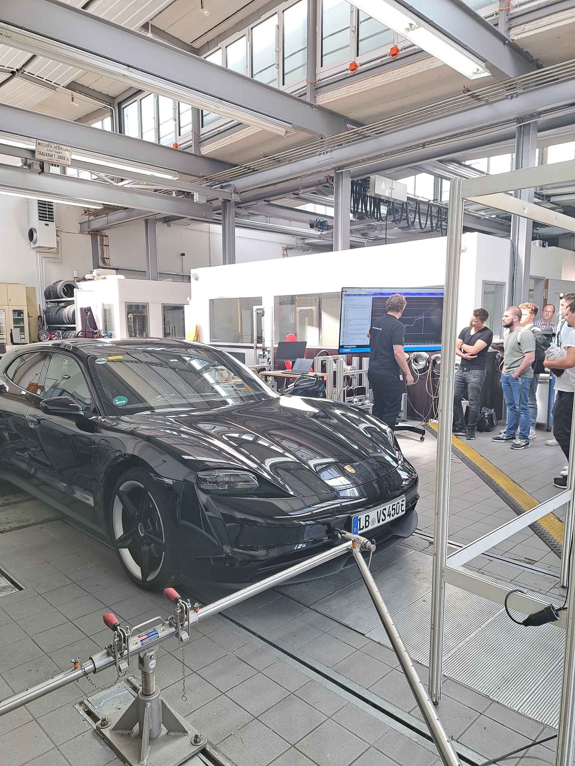 Der Porsche Taycan auf dem Rollenprüfstand.