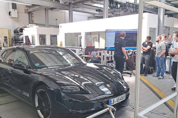 Der Porsche Taycan auf dem Rollenpr&uuml;fstand.