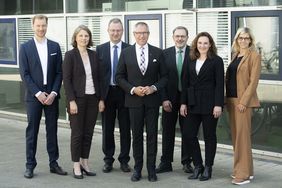 Frauen und Männer im Gruppenfoto