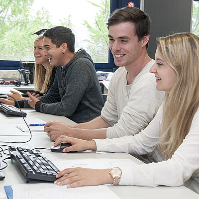 Studiernde arbeiten im PC Raum