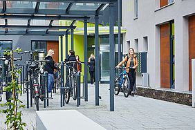 Die Fahrradstellplätze am Wohnheim Rossneckar 2 in Esslingen.