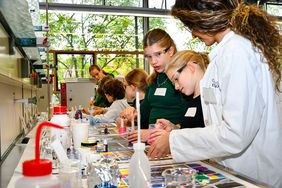 Kinder und Betreuerin im Lacklabor
