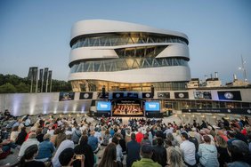 Blick auf die Open-Air-Bühne des Mercedes-Benz Museums