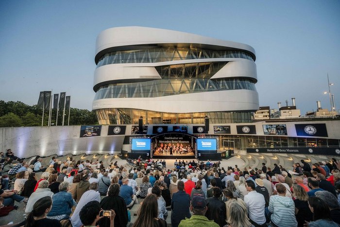 Blick auf die Open-Air-B&uuml;hne des Mercedes-Benz Museums