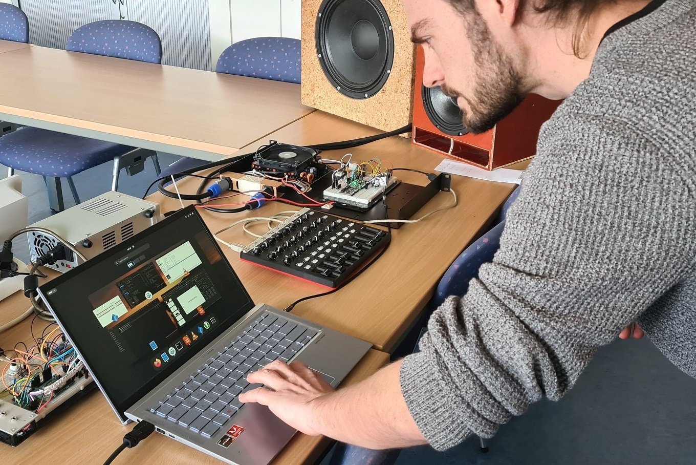 Junger Mann am PC